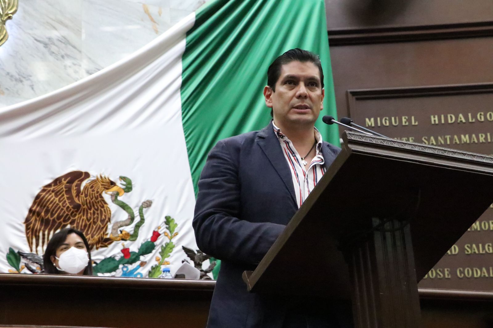 Propone Ernesto Núñez sancionar a médicos “patito” o que invadan funciones